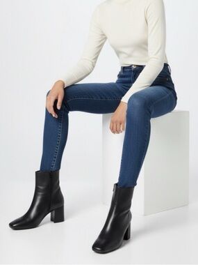 Bella Vita Classic Black Ankle Boots